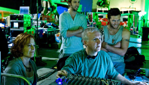 Sigourney Weaver, Joel David Moore, James Cameron und Sam Worthington schauen «Avatar»