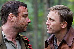 Liev Schreiber und Daniel Craig in «Defiance»