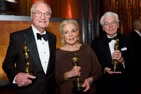 Roger Corman, Lauren Bacall und Gordon Willis mit ihren Ehren-Oscars (Foto: Richard Harbaugh/©A.M.P.A.S.)