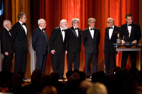 Dino De Laurentiis, Warren Beatty, Norman Jewison, Saul Zaentz, George Lucas, Steven Spielberg und Walter Mirisch hören Tom Hanks bei der Ehrung von John Calley zu (Foto: Todd Wawrychuk/©A.M.P.A.S.)