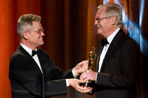 Jonathan Demme überreicht Roger Corman einen Ehren-Oscar (Foto: Michael Yada/©A.M.P.A.S.)