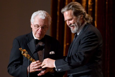 Jeff Bridges überreicht Gordon Willis einen Ehren-Oscar (Foto: Richard Harbaugh/©A.M.P.A.S.)