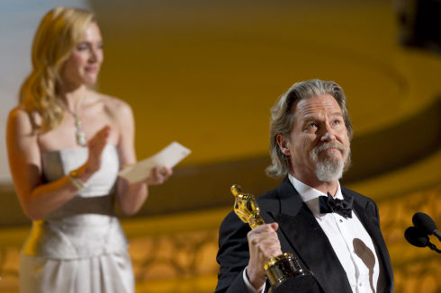 Kate Winslet applaudiert Jeff Bridges (Foto: Matt Petit/©A.M.P.A.S.)